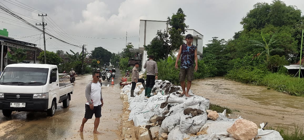 Kondisi tanggul sungai yang ambles akibat kenaikan debit air Sungai Godo usai wilayah hulu diguyur hujan deras.