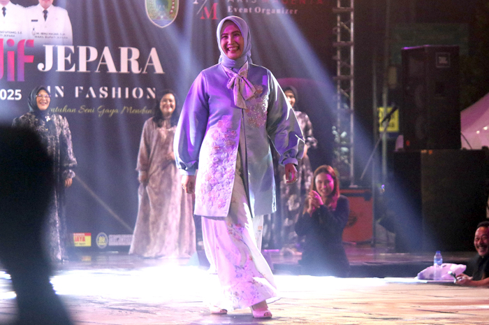 PERCAYA DIRI: Istri Komandan Kodim 0719/Jepara berlenggak lenggok di atas catwalk saat jadi peserta fashion show.