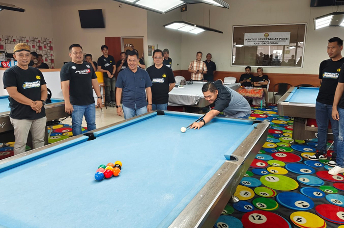 SODOKAN PERTAMA: Kapolres Grobogan AKBP Ike Yulianto Wicaksono melakukan start awal dalam kejuaraan Kapolres Cup 2 Biliard di Starfield Billiard Purwodadi pada Sabtu (26/4).