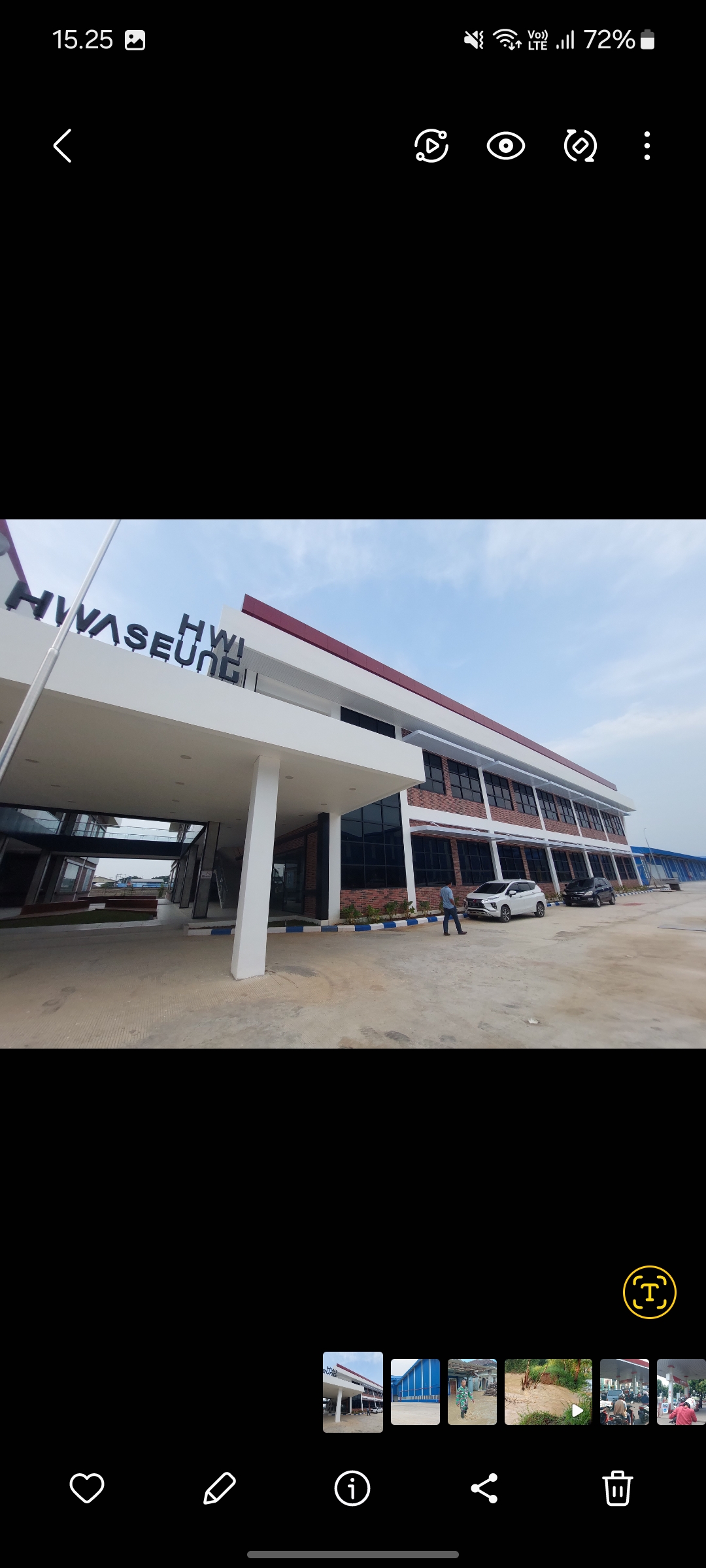 BERPROSES: Terlihat karyawan HWI 2 Pati berjalan menuju kantor pabrik di Batangan belum lama ini.