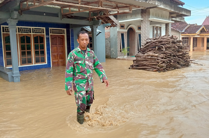 TERGENANG: Pak Tentara mensurve kedalaman banjir di Angkatan Lor, Tambakromo, Minggu (27/4).