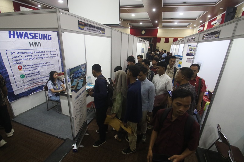 ANTUSIAS: Para pencari kerja mengunjungi stand yang dibuka oleh beragam perusahaan dalam job fair di Gedung Shima Setda Jepara.