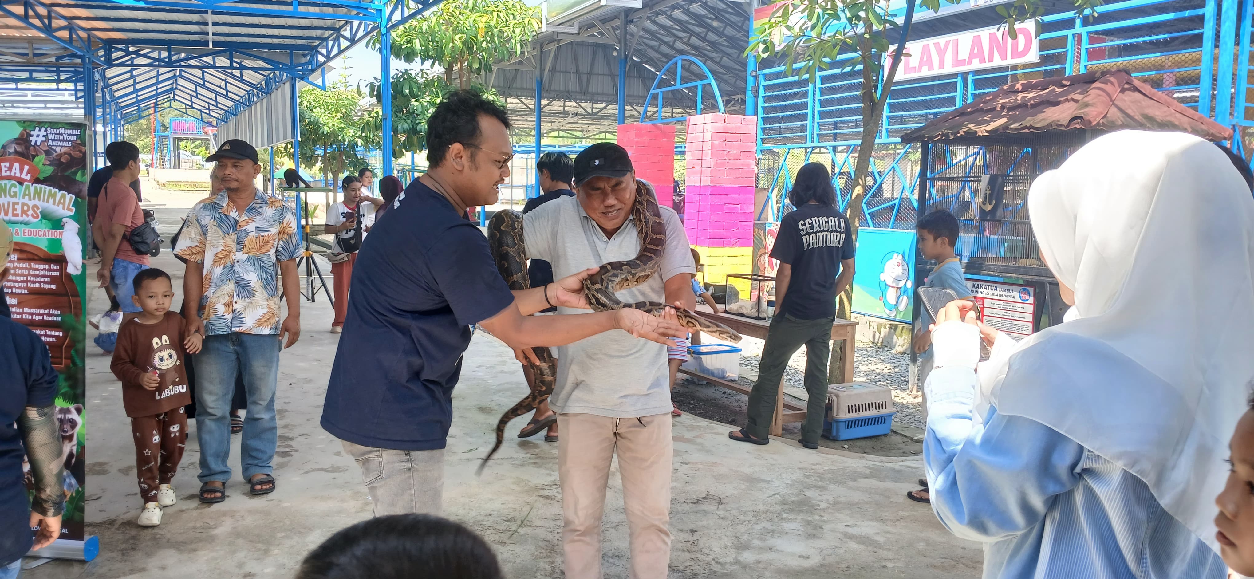 EDUKASI: Anggota komunitas animal lovers bersama pengunjung foto selvie dengan hewan peliharaan di destinasi buatan air.