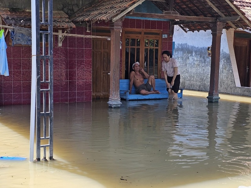 KEBANJIRAN: Warga Desa Ketitangwetan, Batangan bertahan di genangan banjir di kediamannya kemarin.
