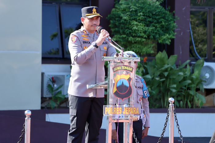 Kapolres Jepara AKBP Erick Budi Santoso memimpin apel pagi&nbsp;di halaman Mapolres setempat, pada Senin (28/4).