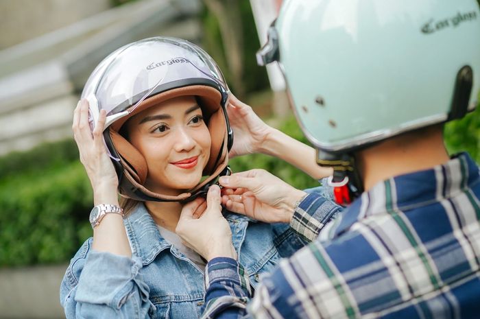 Ilustrasi Mengenakan Helm