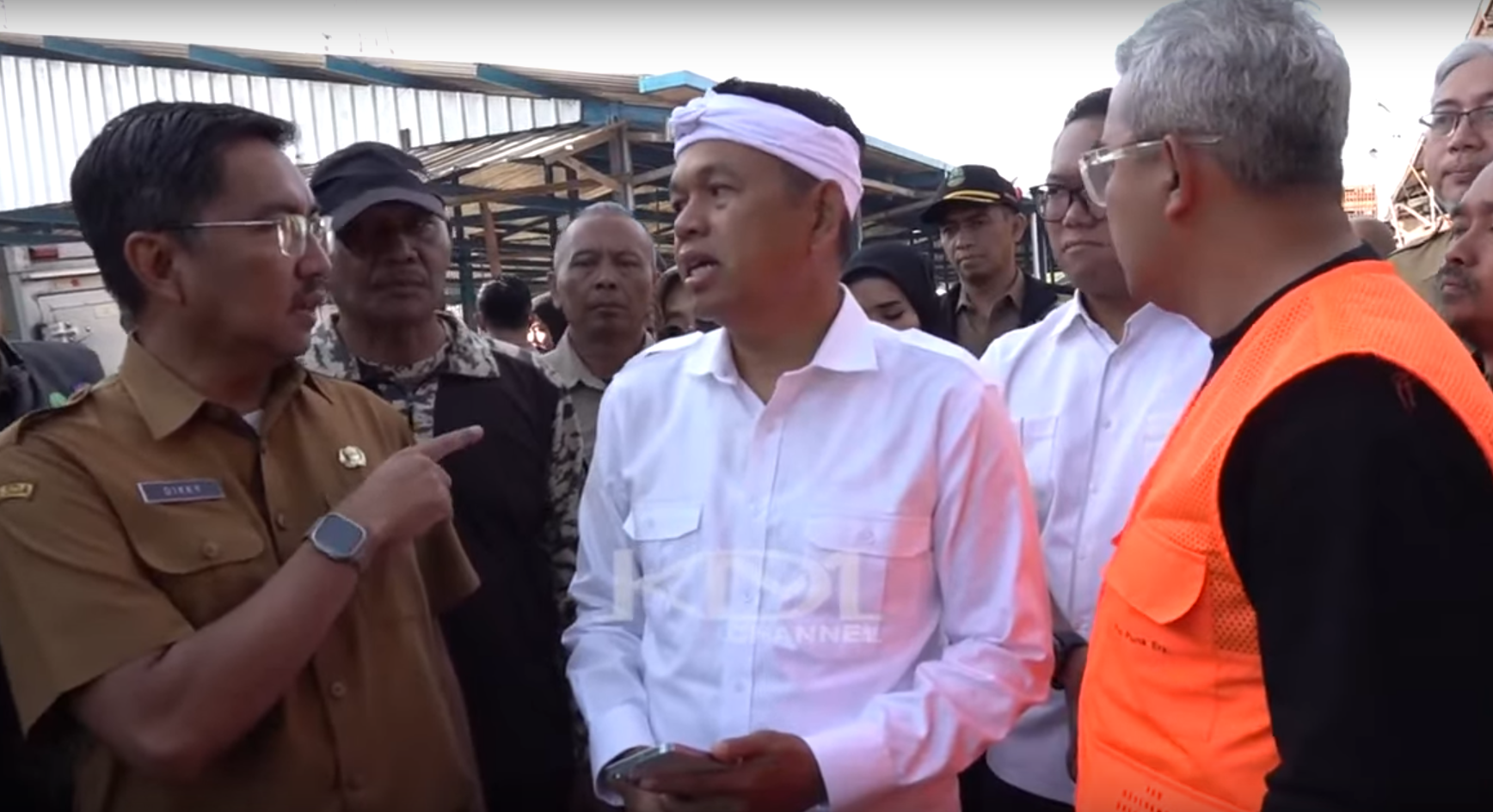 TINJAU: Gubernur Jawa Barat Dedi Mulyadi (baju putih) ketika meninjau tumpukan sampah di Pasar Gede Bage, Bandung. (YOUTUBE DEDI MULYADI)