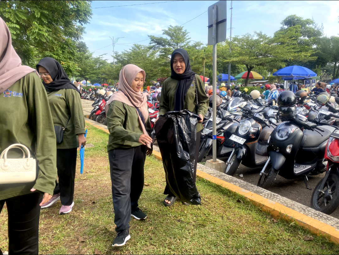 BERSIH-BERSIH: Anggota GenBI UMK melakukan kegiatan bersih-bersih di balai jagong Kudus, Minggu (27/4). (ANDIKA TRISNA SAPUTRA/RADAR KUDUS)