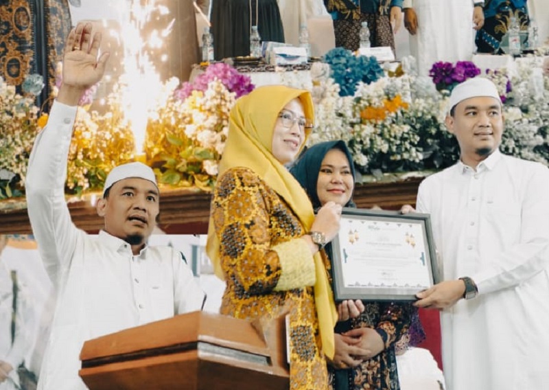 KEMAJUAN LUAR BIASA: Direktur PT. Buroq Haji dan Umroh Haizul Ma&rsquo;arif didampingi istrinya, dan KH Ahmad Marzuqi menerima perizinan PIHK oleh Kasi Haji dan Umroh Kemenag Jepara Sri Yuliati di acara Hal