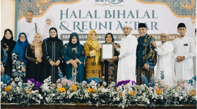 Direktur PT. Buroq Haji dan Umroh Jepara, Haizul Ma&rsquo;arif melaunchingnya bersamaan Halalbihalal, Reuni Akbar Alumni Jamaah Haji Umroh PT. Buroq.