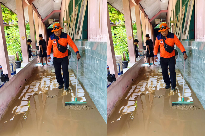 PENUH LUMPUR: Personel BPBD membersihkan lumpur di halaman SDN 3 Angkatan Lor, Tambakromo, Pati, kemarin (27/4).