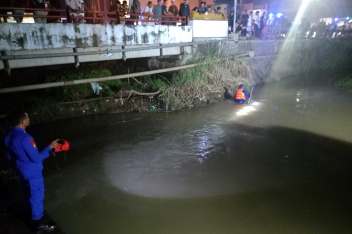 DICARI: Tim gabungan menyusuri Sungai Juwana mencari korban laka tadi malam.