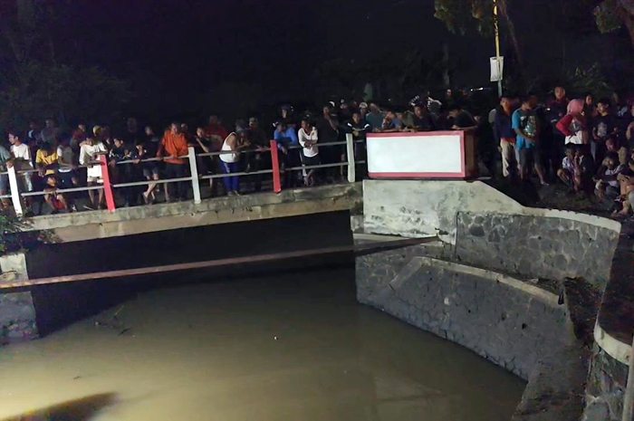 DICARI: Tim gabungan menyusuri Sungai Juwana mencari korban laka tadi malam.