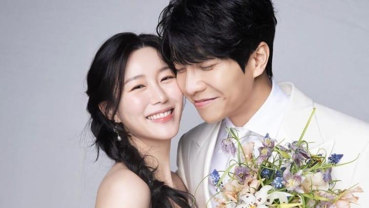 MESRA: Lee Seung Gi Bersama Istrinya dalam foto pernikahan mereka.