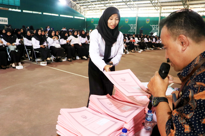 ATURAN BARU: PPPK Kabupaten Kudus saat menerima surat keputusan dari Pemkab di lapangan tenis beberapa waktu lalu.