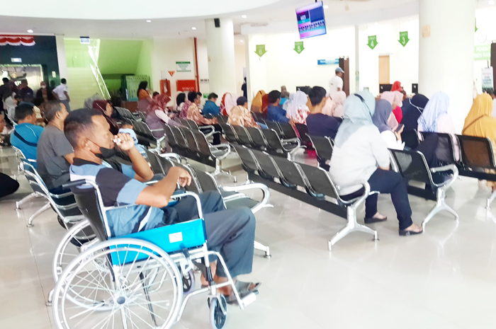 NUNGGU ANTREAN: Ramai pasien di RS Islam Kudus menunggu antrean pemeriksaan.