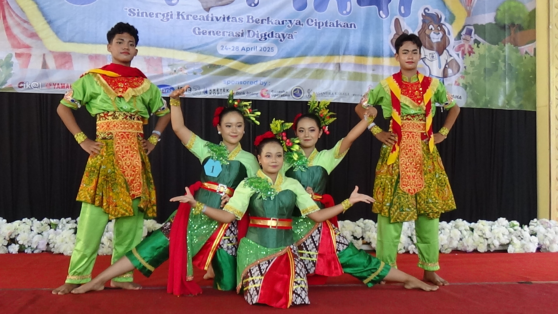 KEREN: Salah satu tim peserta lomba tari kreasi menunjukkan penampilannya yang luar biasa, belum lama ini. (ANDIKA TRISNA SAPUTRA/RADAR KUDUS)