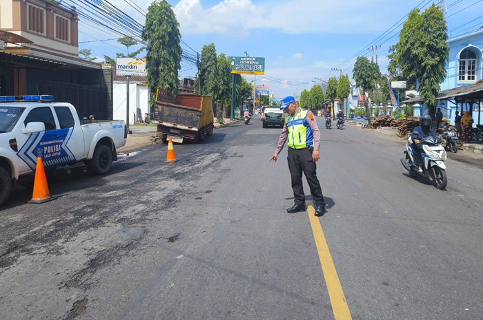 TEREVAKUASI: Petugas Satlantas Polres Jepara melakukan olah TKP di lokasi kejadian pada Selasa (29/4).