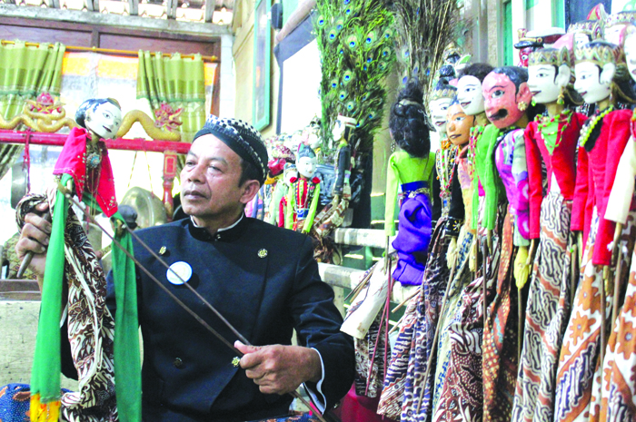 TAK ADA REGENERASI: Mbah Nurwanto dalang wayang thengul di Desa Bangowan, Kecamatan Jiken, Blora, sedang memainkan wayang.