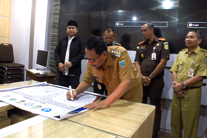KOMITMEN BERSAMA: Bupati Rembang, Harno melaksanakan penandatanganan pakta integritas SPMB.