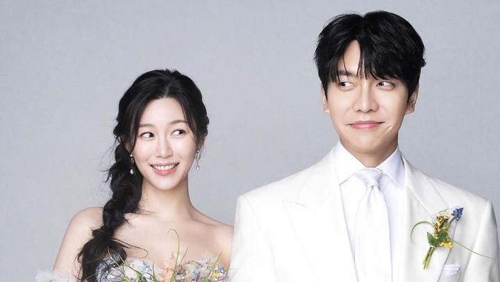 MESRA: Lee Seung Gi Bersama Istrinya dalam foto pernikahan mereka.
