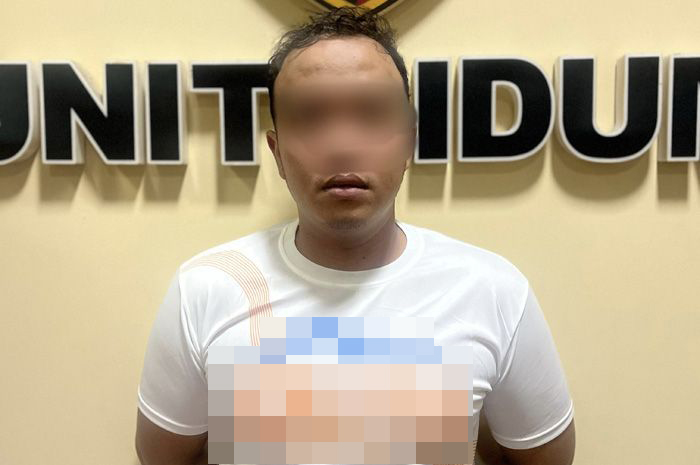 DIBEKUK: Tersangka berinisial MZI yang diringkus polisi usai menghabisi pacarnya SR di Hotel Poroliman.