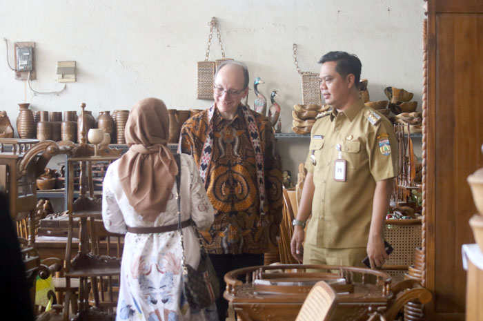MINAT: Bupati Jepara Witiarso Utomo berdama Duta Besar Spanyol untuk Indonesia Francisco de Asis Aguilera berkunjung ke sentra kerajinan ukir Desa Mulyoharjo.