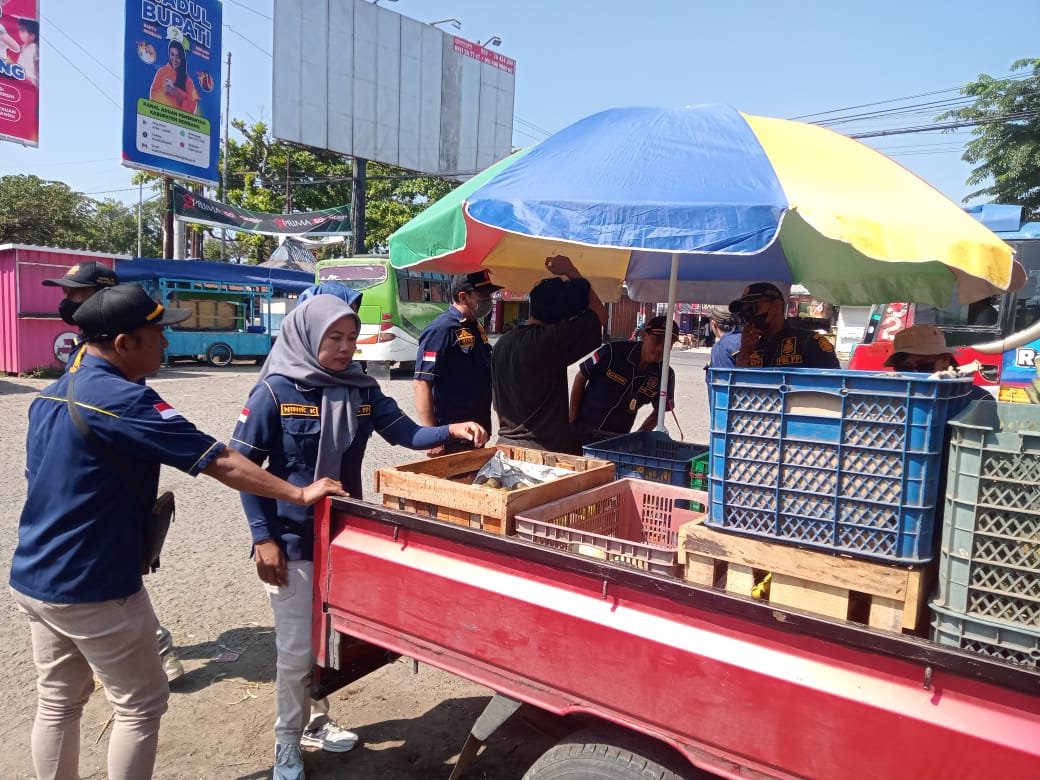 DITERTIBKAN: Petugas Satpol PP Rembang melakukan penertiban pedagang di bahu jalan sekitar pasar dan terminal Lasem, Selasa lalu (29/4).