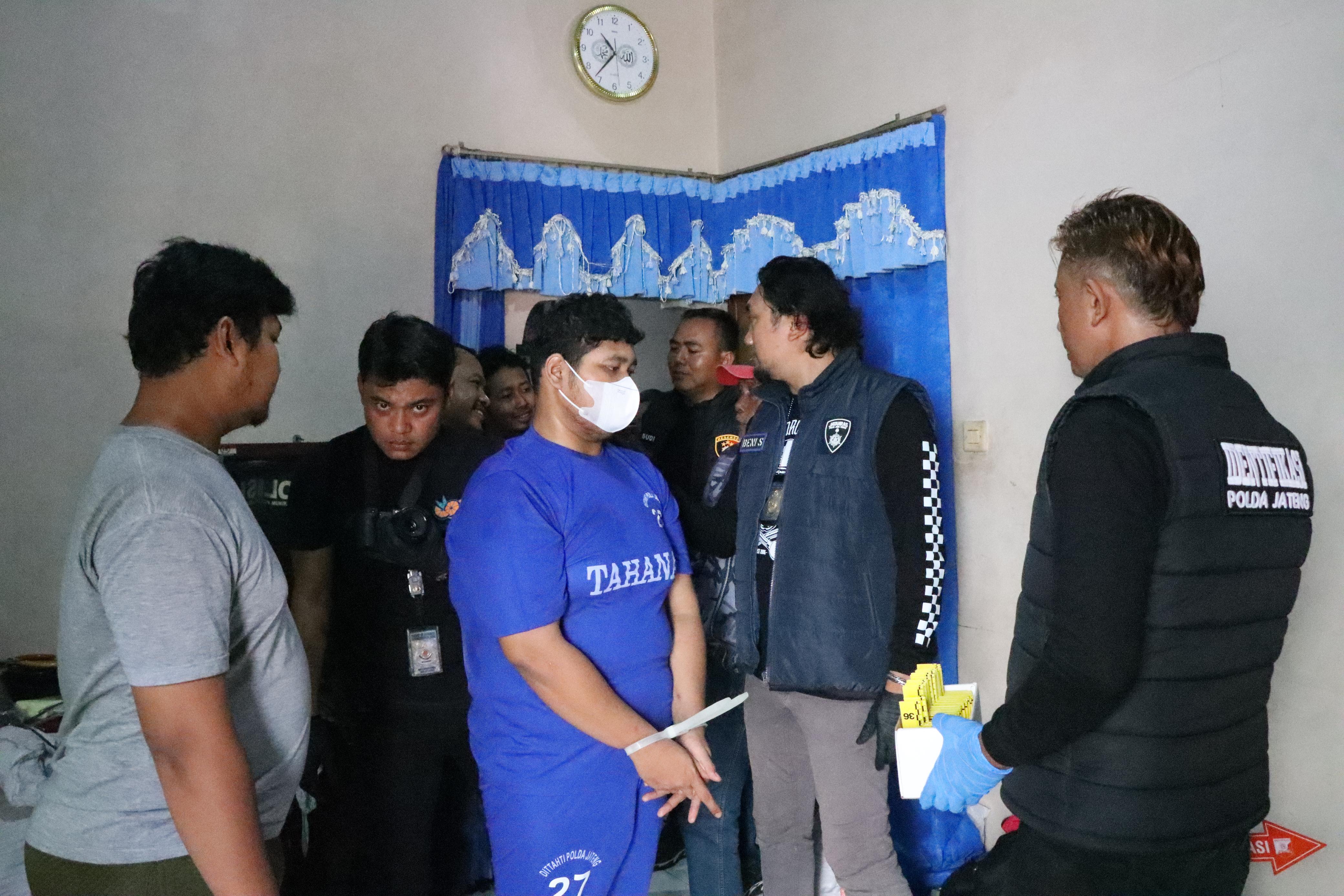 Polisi dari Polda Jateng melakukan olah TKP di rumah pelaku S, Desa Sendang, Kalinyamatan, Jepara