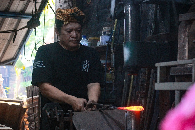 KREATIVITAS: Empu Tumaji menempa bilah besi panas untuk dijadikan sebuah keris di kediamannya di Desa Mayong Lor, Mayong, Jepara.