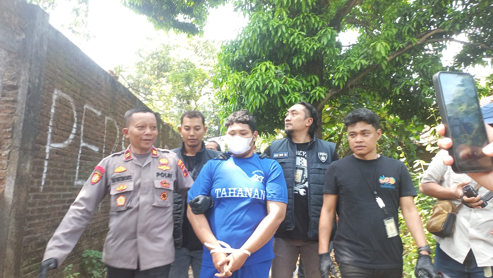 Predator se*sual asal Desa Sendang, Kalinyamatan, digelandang Polisi Polda Jateng Rabu (30/4)