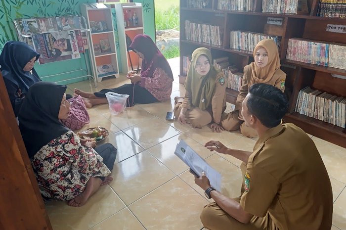 PENILAIAN: Tim visitasi kegiatan lomba perpustakaan desa mengunjungi perpustakaan lentera Desa Balong.