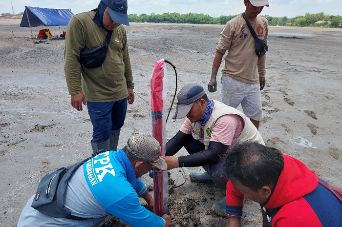 PENYELIDIKAN: Tim teknis Badan Geologi Kementerian ESDM saat melakukan sejumlah alat geofisikaa di wilayah Kecamatan Kradenan tahun lalu.