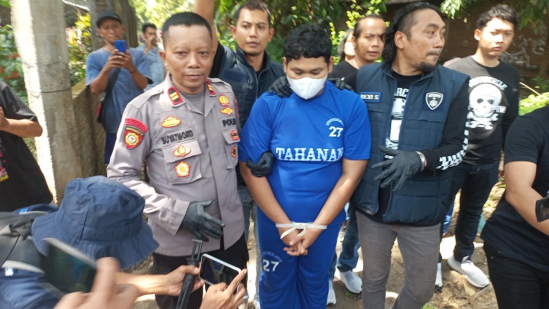 LESU: Tersangka tindak asusila terhadap puluhan anak di bawah umur saat olah TKP di Desa Sendang Kecamatan Kalinyamatan pada Kamis (30/4).
