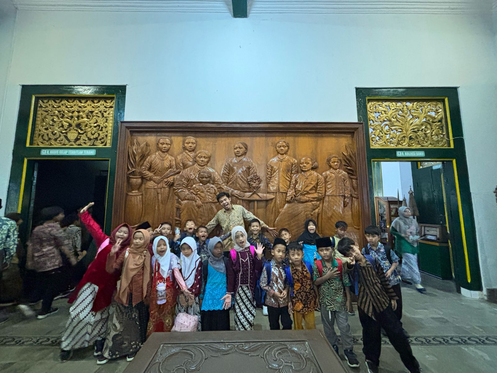 JADI PRIMADONA:&nbsp; Retna Diah Radityawati, Sub Koordinator Sejarah, Museum, dan Cagar Budaya Dinbudpar Rembang saat melayani tamu yang berkunjung di museum Kartini.