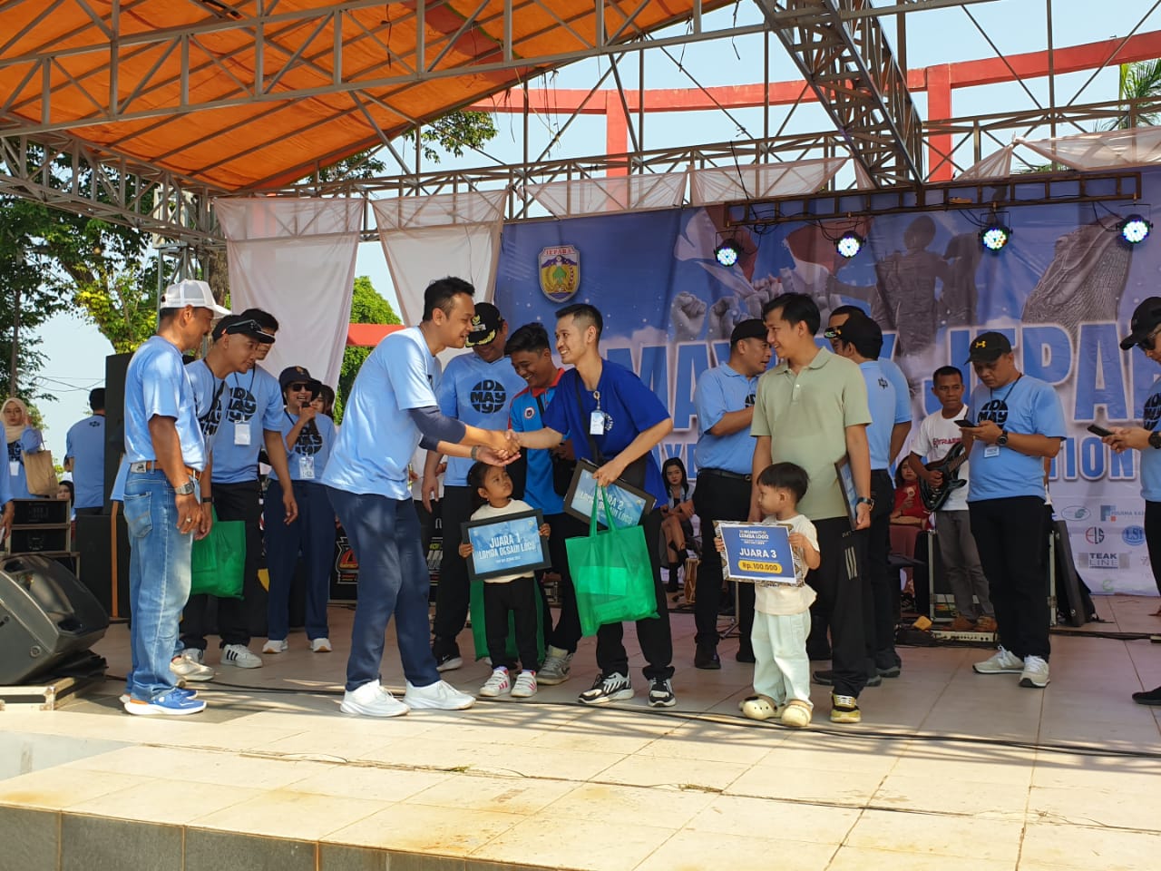PEDULI: Kepala BPJS Ketenagakerjaan Cabang Jepara Galuh Yuda Purnama menyerahkan paket bantuan kepada para buruh dalam momen peringatan Hari Buruh Internasional di Pantai Kartini Jepara.