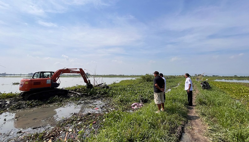 DITANGANI: Alat berat dari BBWS Pemali Juana diturunkan untuk menormalisasi Sungai Tumpang di Desa Gondoharum.