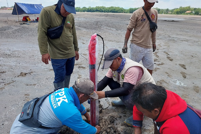 PENYELIDIKAN: Tim teknis Badan Geologi Kementerian ESDM saat melakukan penyelidikan di wilayah Bledug Kuwu, Kradenan, Grobogan.
