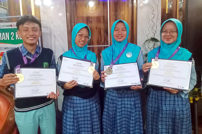 MEMBANGGAKAN: Tim dari MAN 2 Kudus menunjukkan gold medal yang berhasil diraih dalam ajang ISRC 2025 belum lama ini.