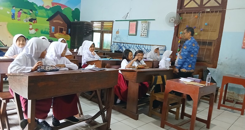 KLASIK: Para siswa di SDN 1 Kunden Blora menempati kursi, meja dan bangunan lama yang masih lestari.