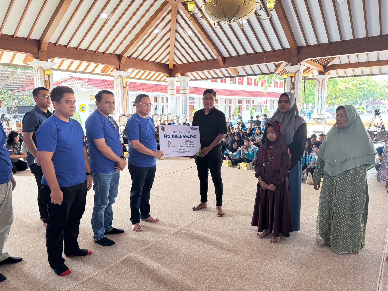BPJS Ketenagakerjaan Pati menyerahkan dantunan kepada ahli waris pada Kamis (1/5) di Pendopo Kabupaten Pati.