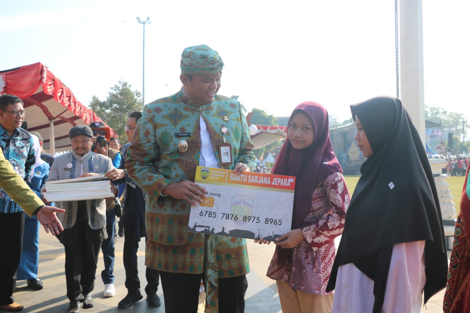 TEROBOSAN: Gus Hajar, Wabup Jepara, meluncurkan program Kartu Sarjana dan Kartu Guru Sejahtera pada peringatan Hardiknas 2025.