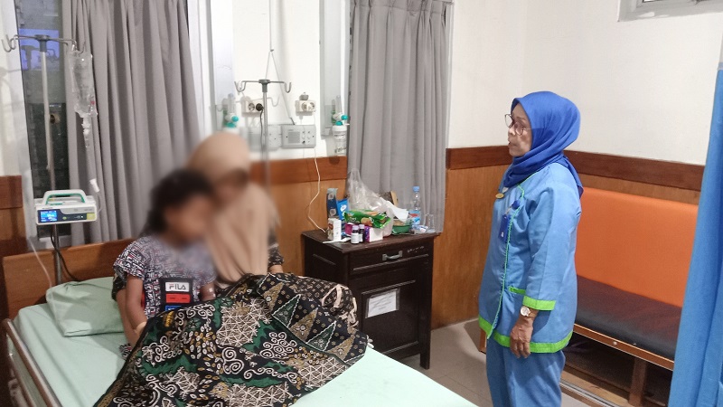 DIRAWAT: Pasien DBD sedang menjalani perawatan di ruang anak RSUD dr R Soetrasno Rembang