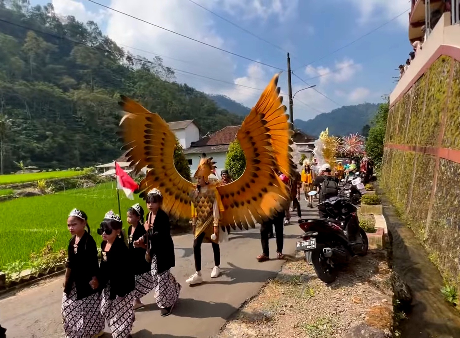 MERIAH: Prosesi Sedekah Bumi Desa Tempur pada tahun 2024 lalu.