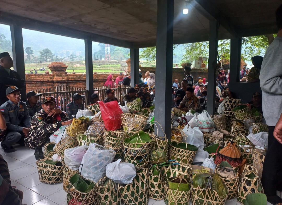 MERIAH: Tumpukan telandik dibacakan doa terlebih dahulu sebelum dibagikan.