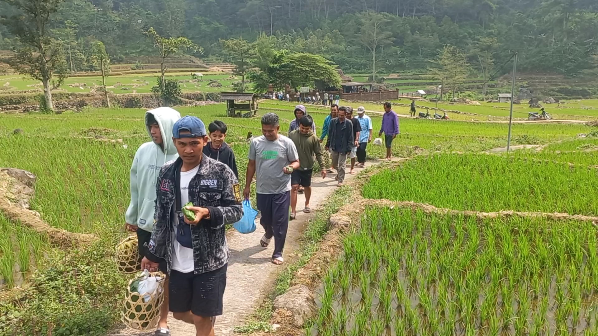 SUMRINGAH: Pengunjung tampak bahagia menenteng telandik.