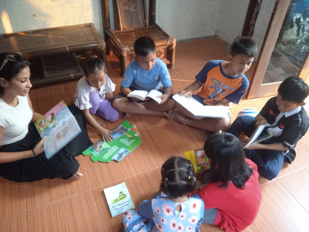 Anak-anak sedang belajar bersama di luar jam pelajaran sekolah beberapa waktu yang lalu. &nbsp;