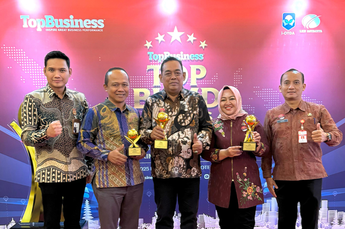 TERIMA PENGHARGAAN: Bupati Grobogan Setyo Hadi menerima penghargaan TOP Pembina BUMD 2025 dan Direktur Utama BKK Purwodadi mendapatkan penghargaan TOP CEO BUMD Tahun 2025.