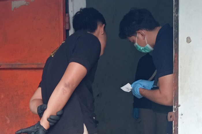 CEK: Tim Puslabfor Mabes Polri memeriksa kamar kos tempat Safiq mencabuli korbannya.