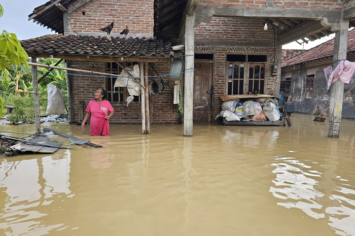 TERGENANG: Banjir merendam salah satu rumah warga di Desa Ketitangwetan, Batangan pada Minggu (16/3).